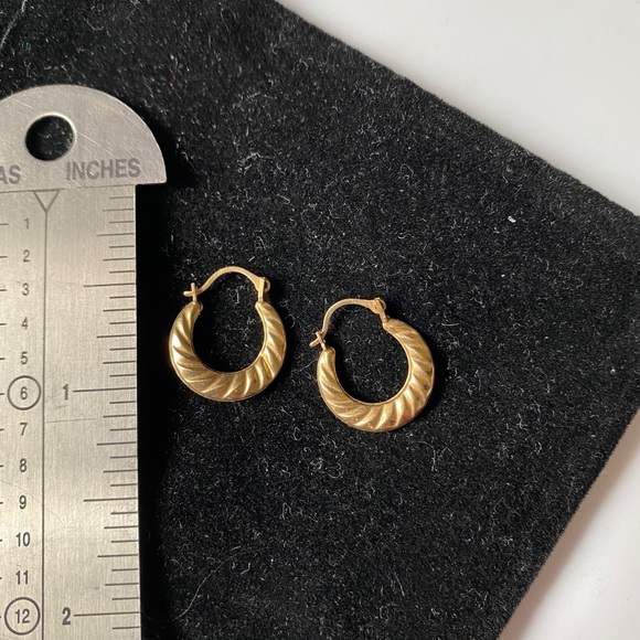 Small Gold Shell Hoop Earrings - Picture 1 of 2